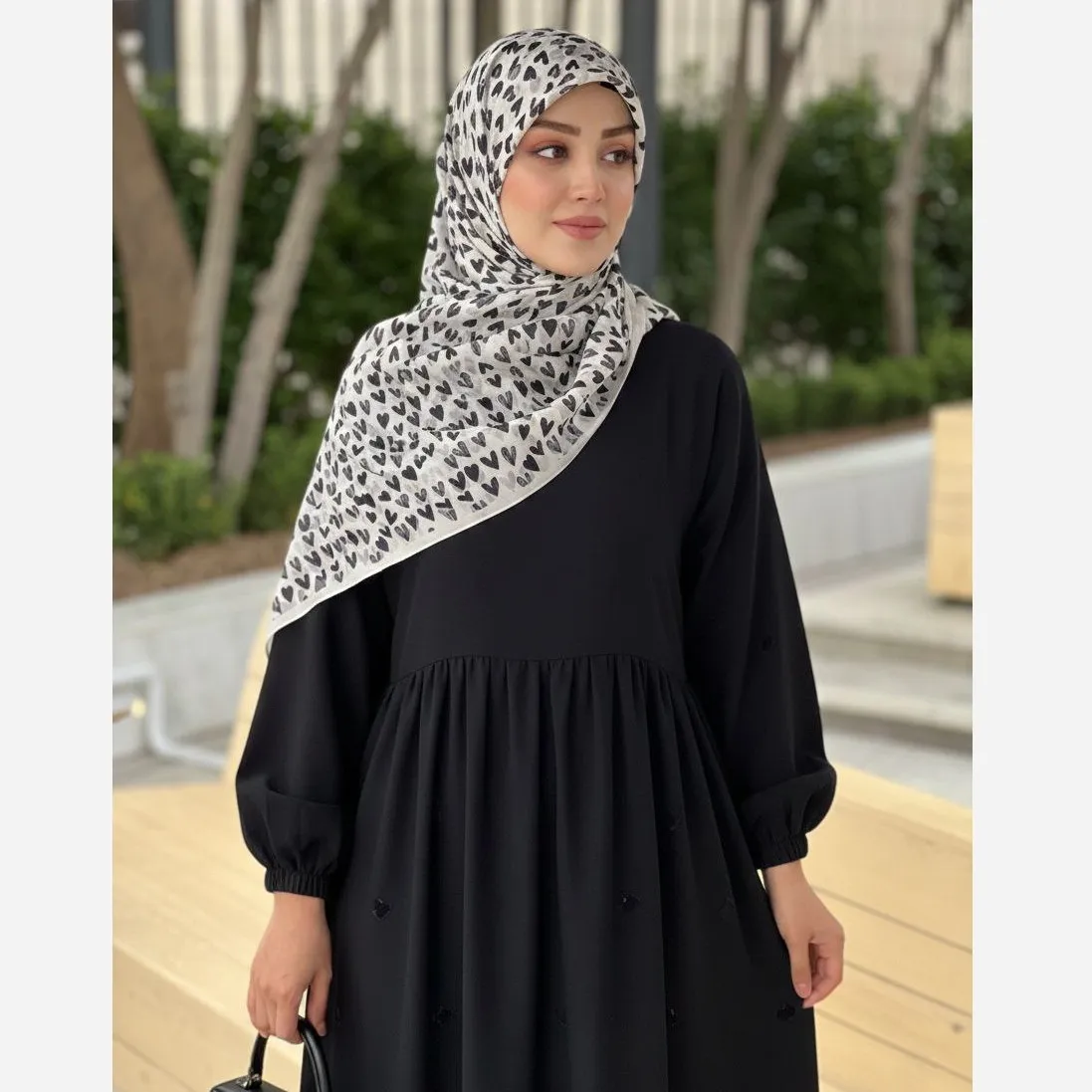 روسری نخی طرح مهری قلب ریز و درشت شیری